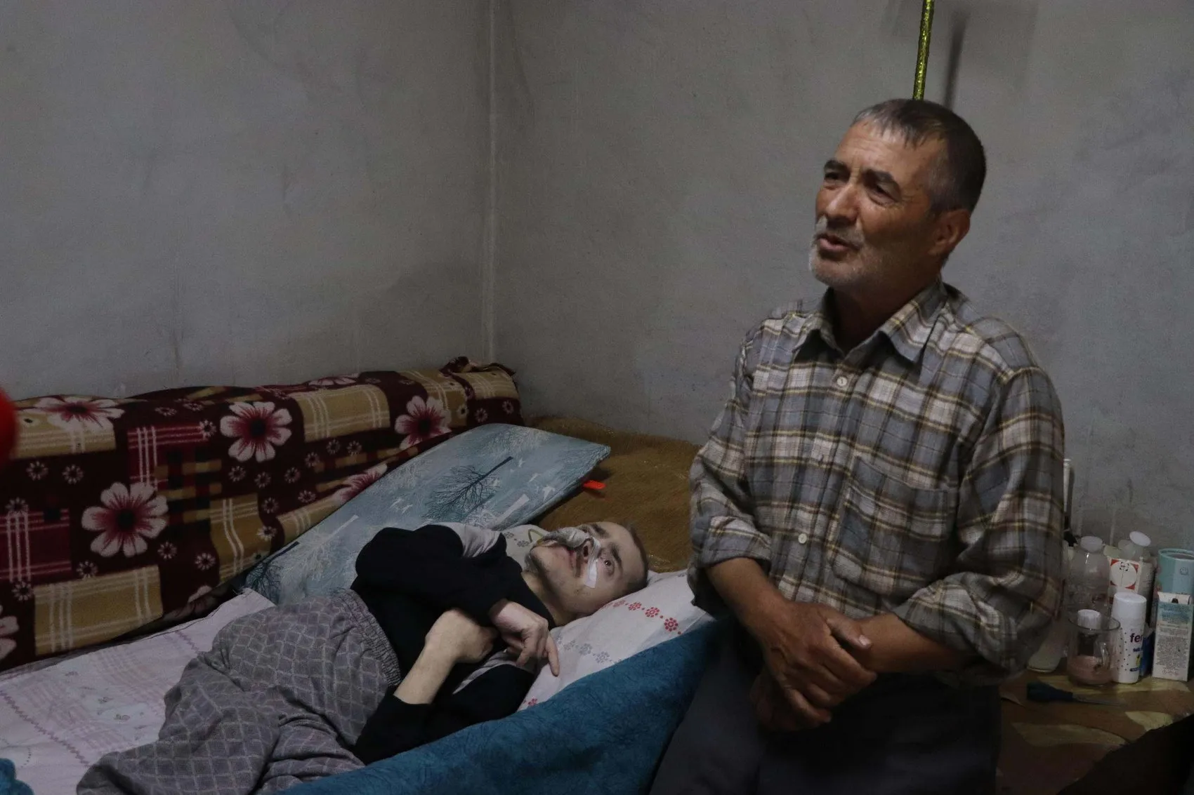 Manisalı baba 40 yıldır tek başına engelli oğluna bakıyor