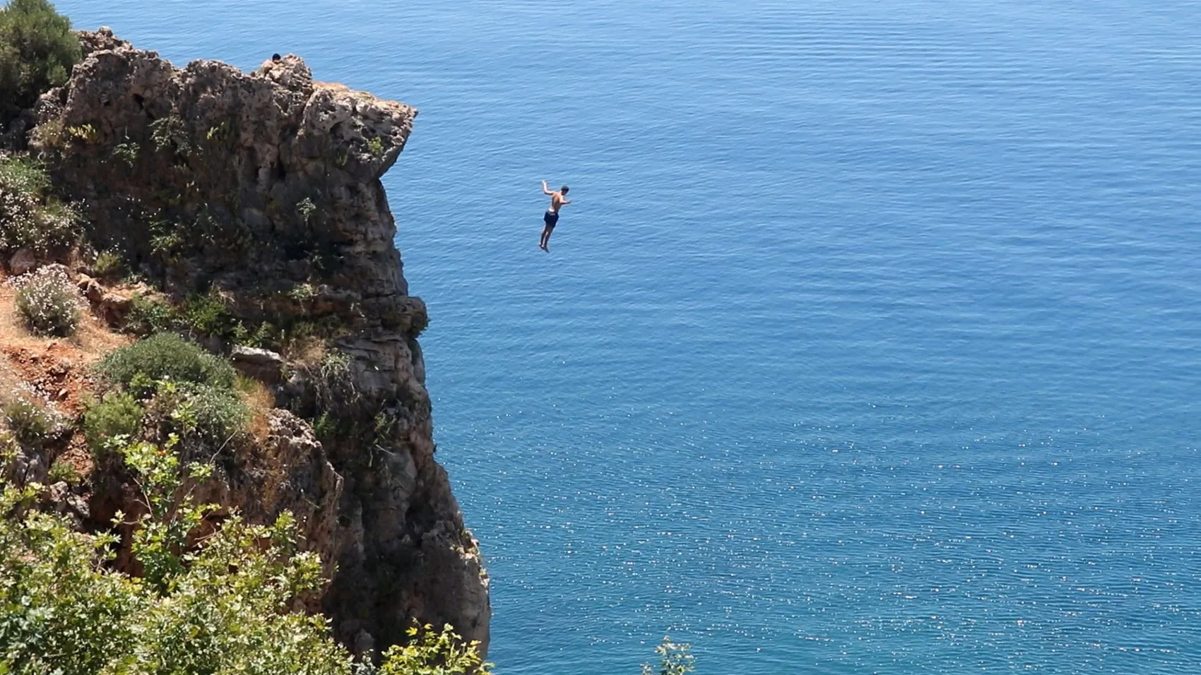Antalya’da 40 metrelik falezlerden tehlikeli atlayış