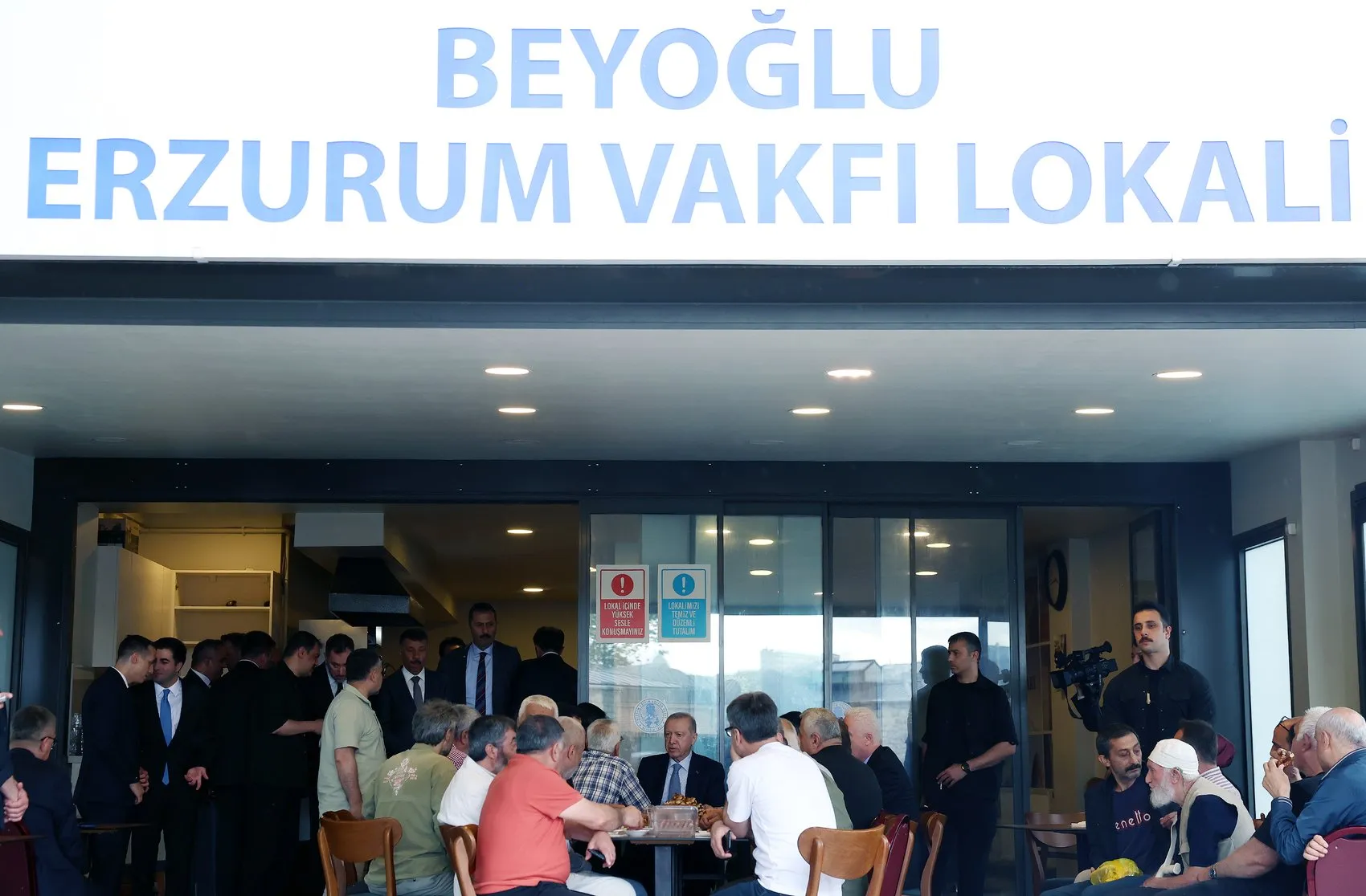 Erdoğan Beyoğlu ziyaretinde vatandaşlarla bir araya geldi