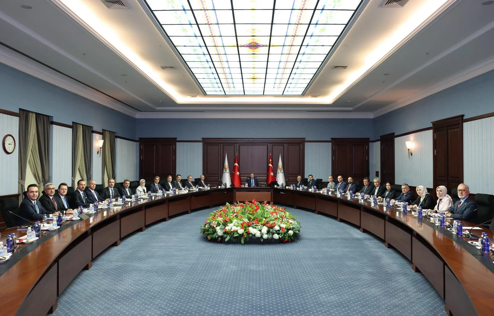 AK Parti kurmayları Erdoğan başkanlığında masa başında