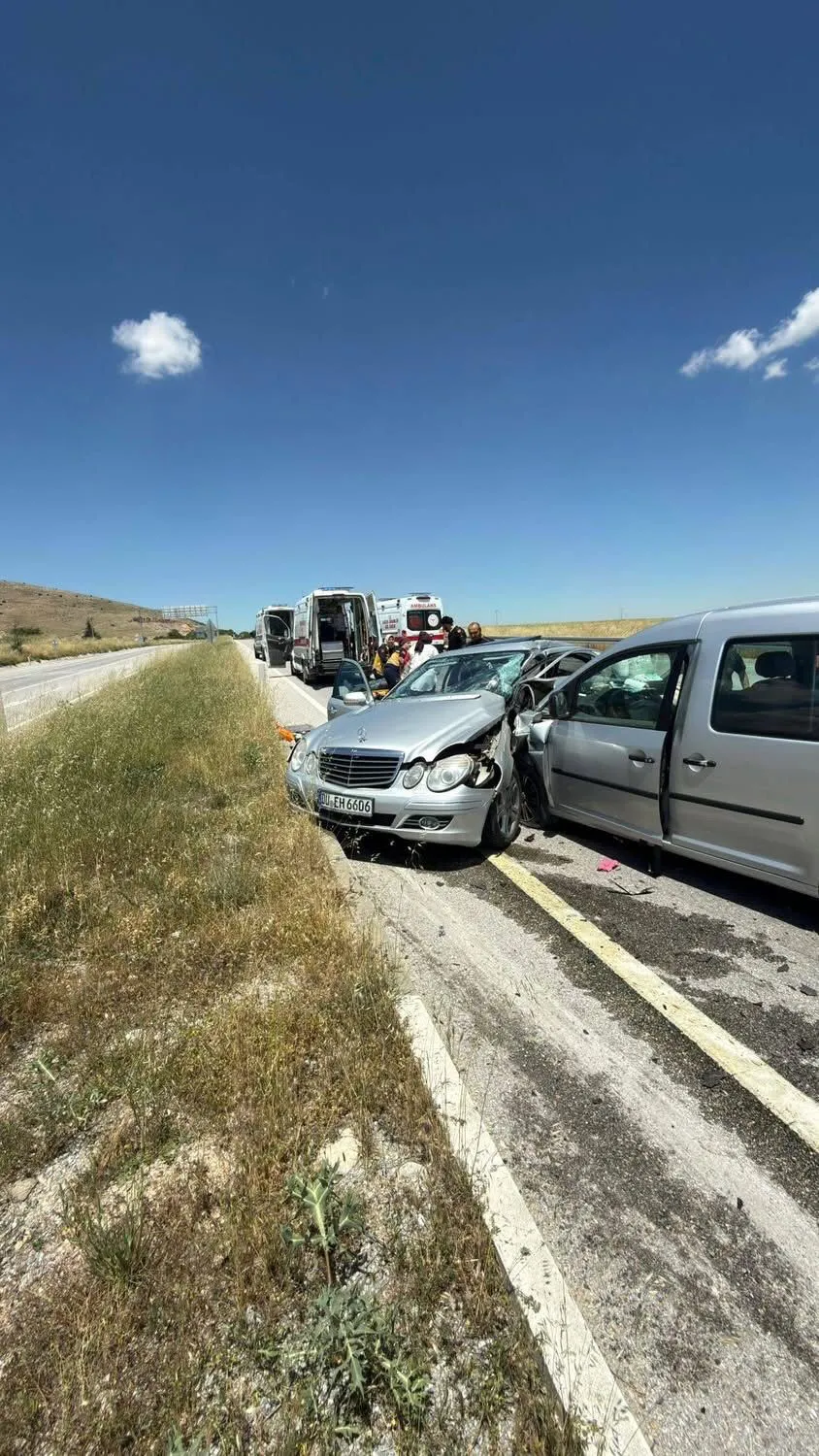 Afyonkarahisar’da kavşak kazası 1 can kaybı ve 6 yaralı