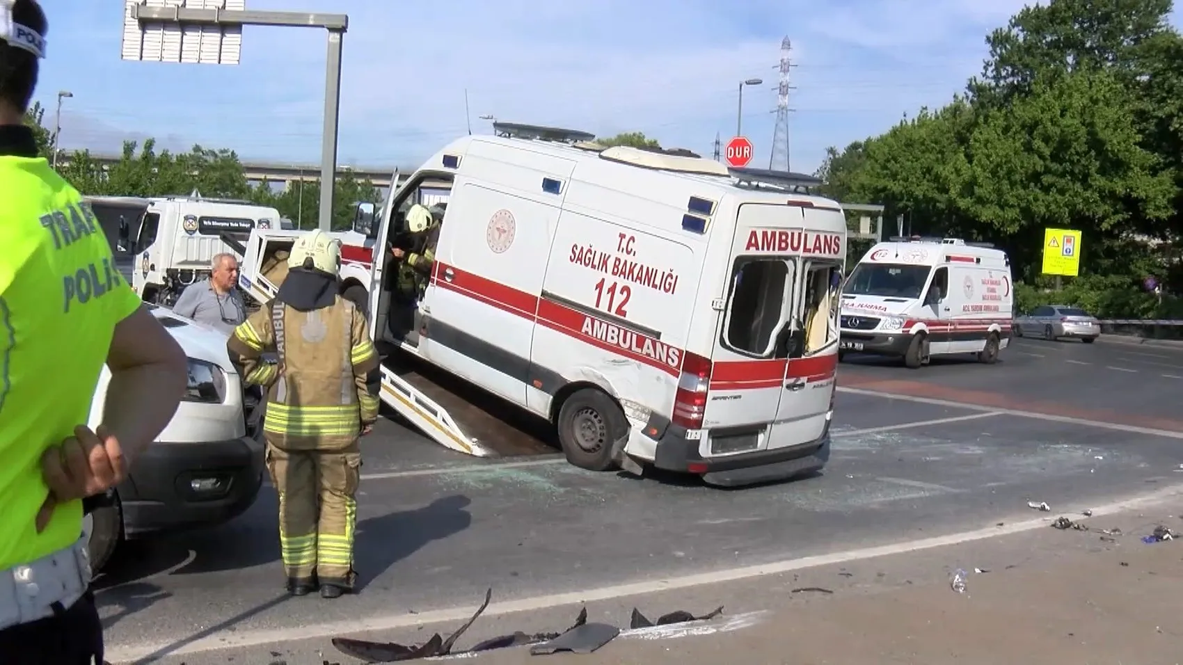 Kağıthane'de ambulans ile motosiklet çarpıştı 4 yaralı