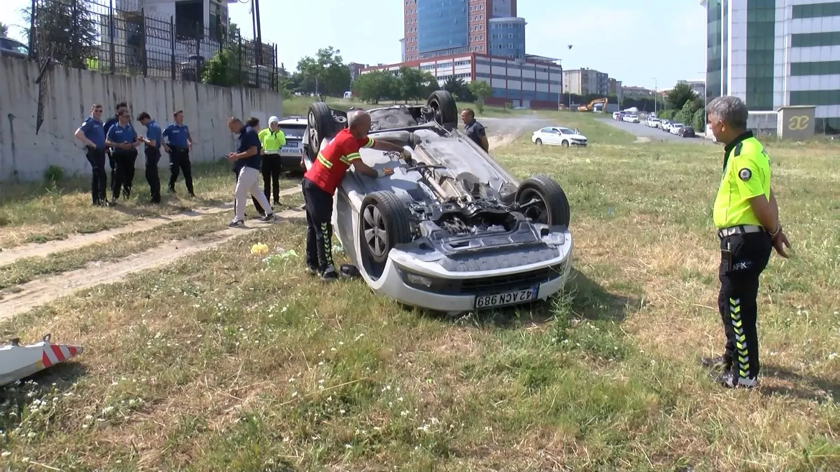 Adliye otoparkında kaza yapan hakimin aracı iki metreden aşağı uçtu