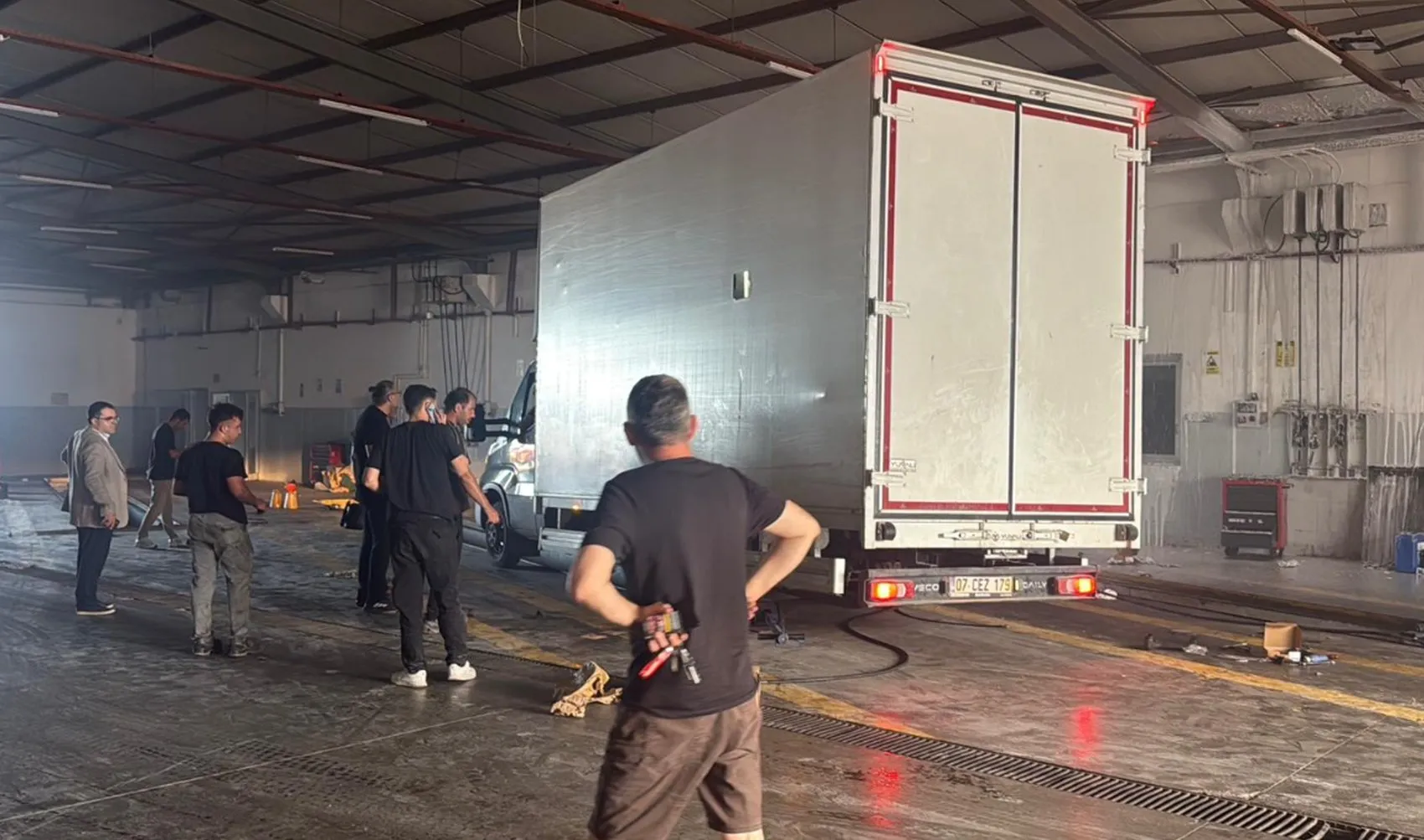 Kepez'de servis binasını alevler sardı