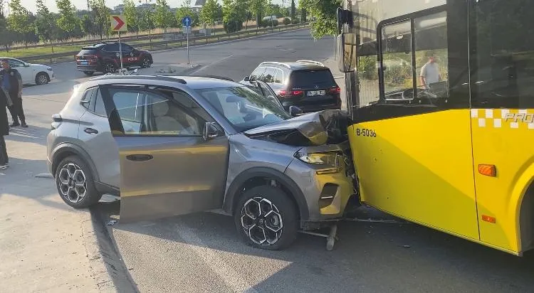 Küçükçekmece’de ani manevra kazaya yol açtı