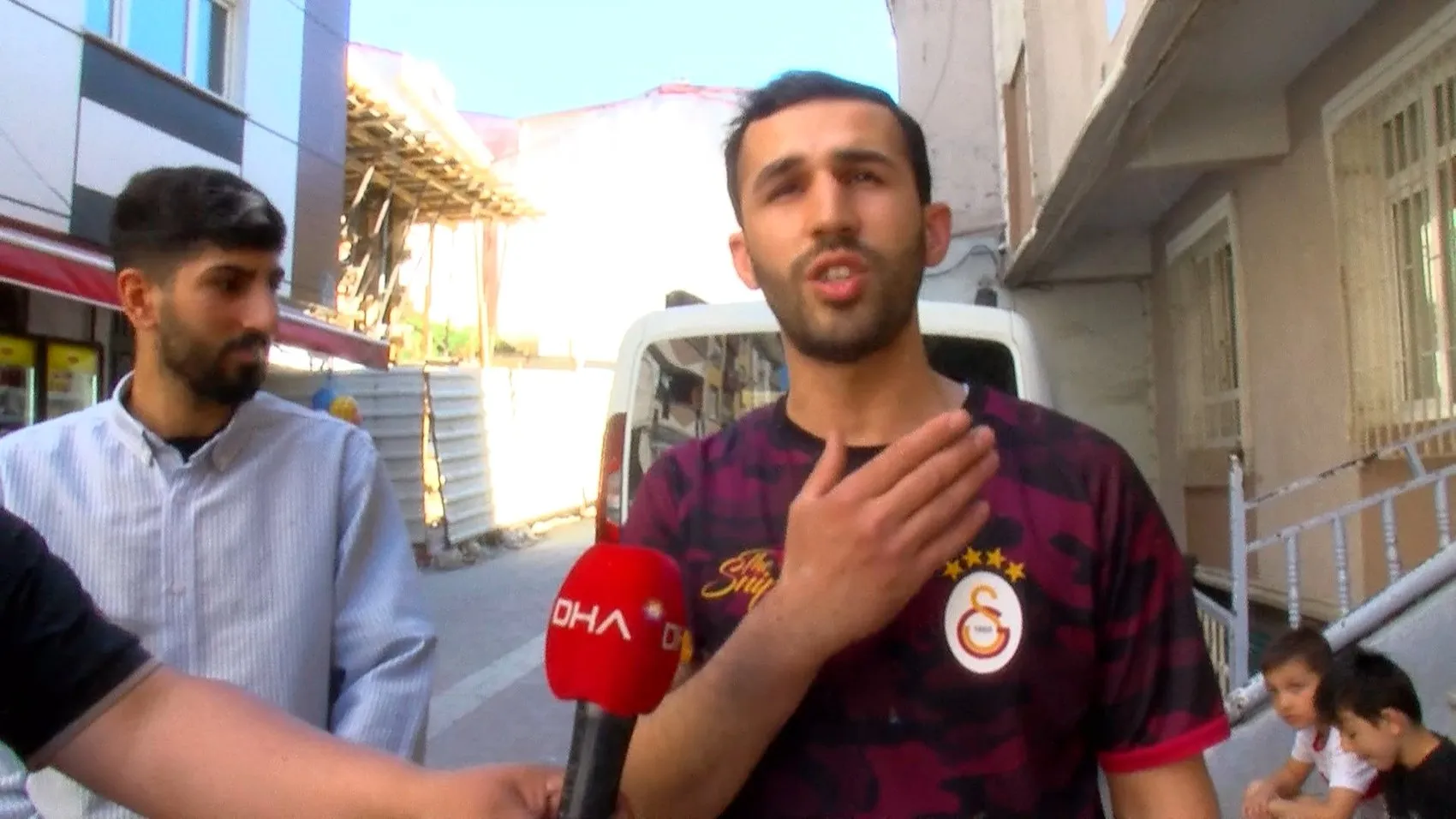 Küçükçekmece'de mucize kurtuluş Yavru kedi 8'inci kattan şemsiyeye düştü