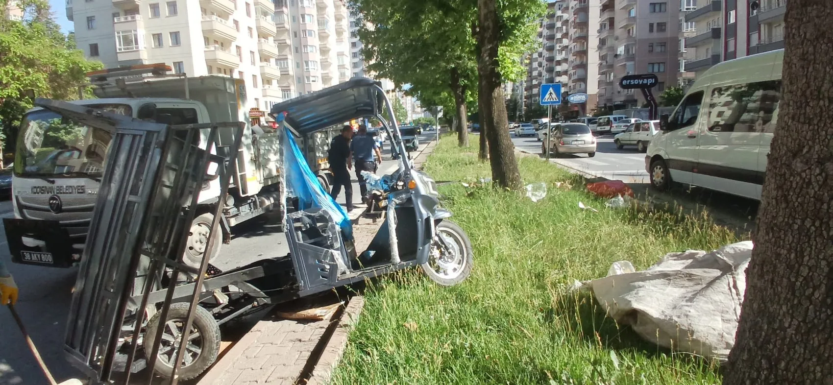 Kayseri Tuna Caddesi üzerinde otomobil ve elektrikli bisiklet kazası