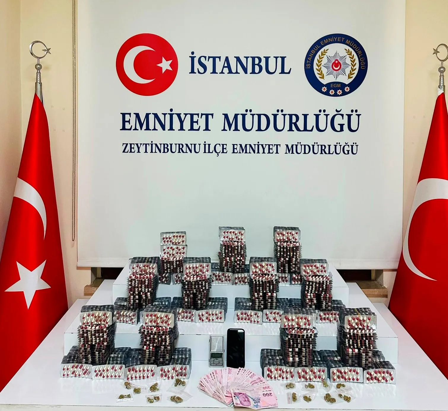 Zeytinburnu'ndaki uyuşturucu baskınında binlerce hap ele geçirildi