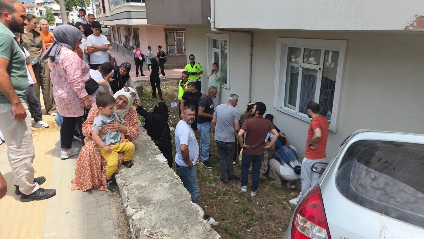 Orhangazi'de kontrolden çıkan araç apartman bahçesine uçtu