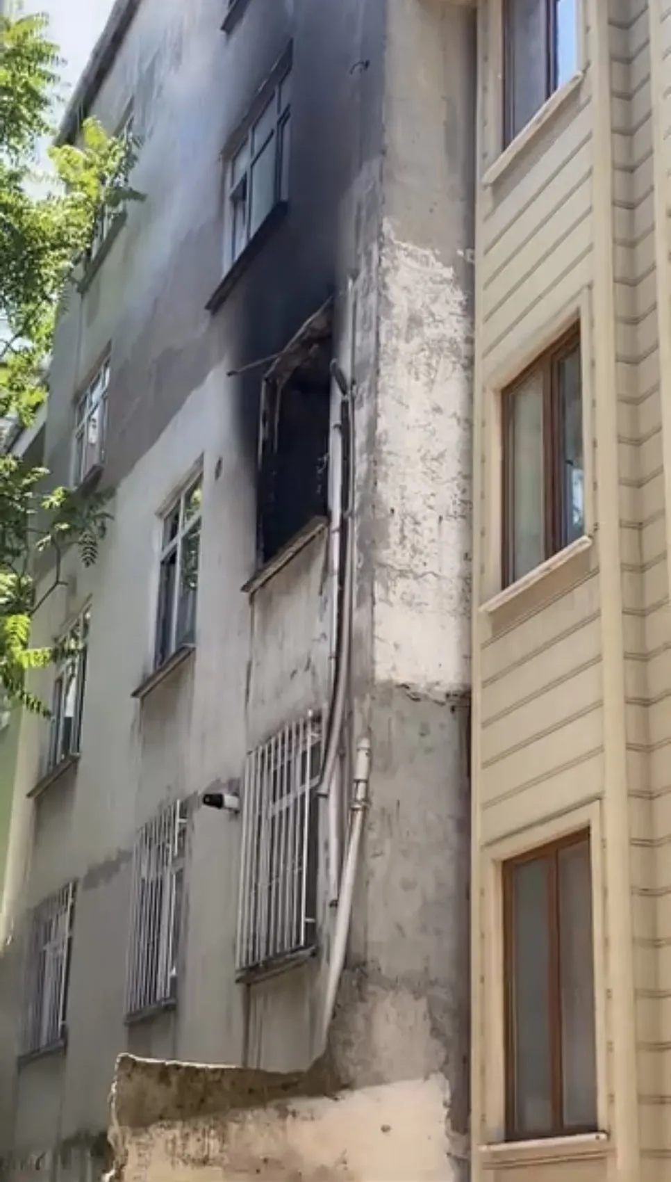 Kağıthane'de ev yangını Derin dondurucu küle döndürdü