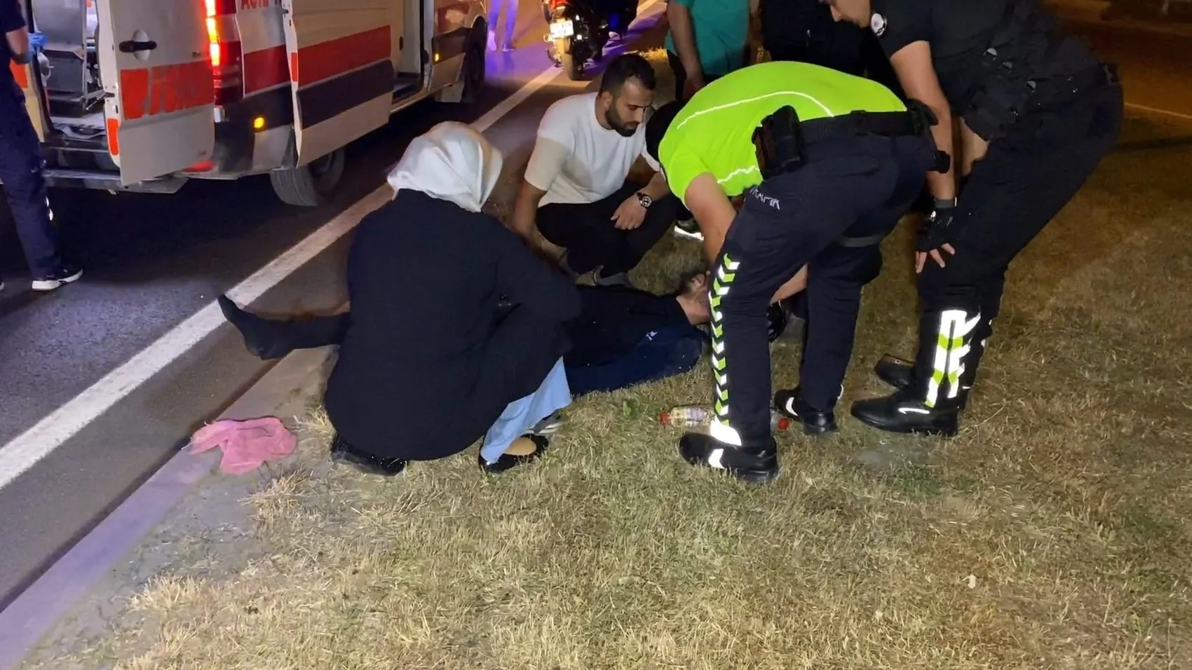 İnegöl yolunda kaza geçiren oğlunun elini bir an bırakmadı