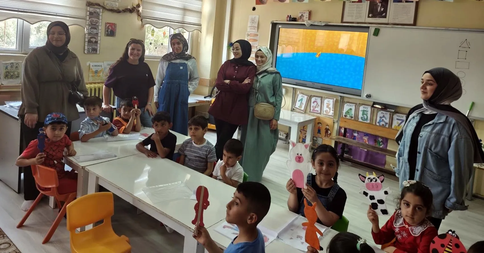 Miniklerin kağıda döktüğü hayaller üniversiteli abla ve abileriyle canlandı