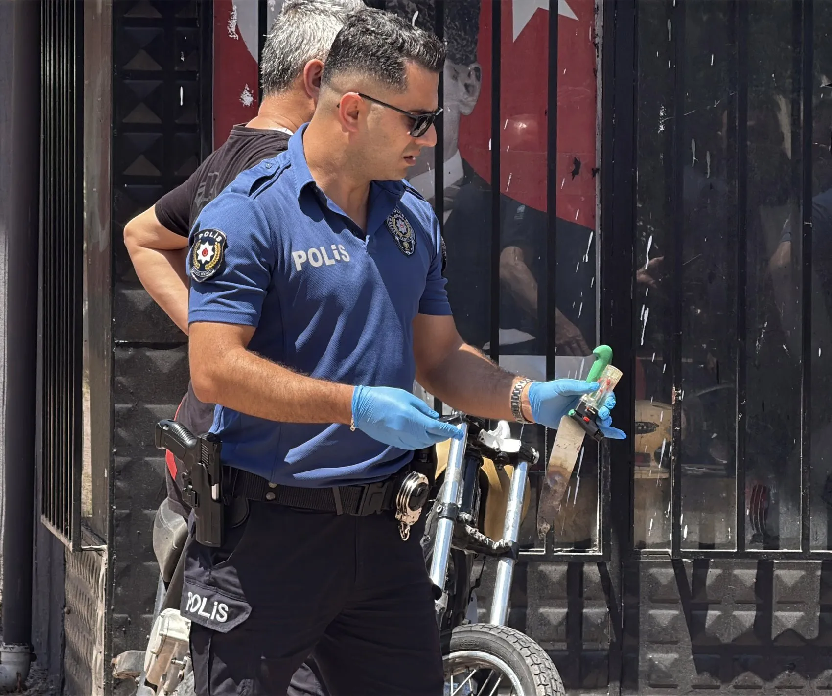 Antalya’da gergin anlar Dükkanını ateşe vermekle tehdit etti