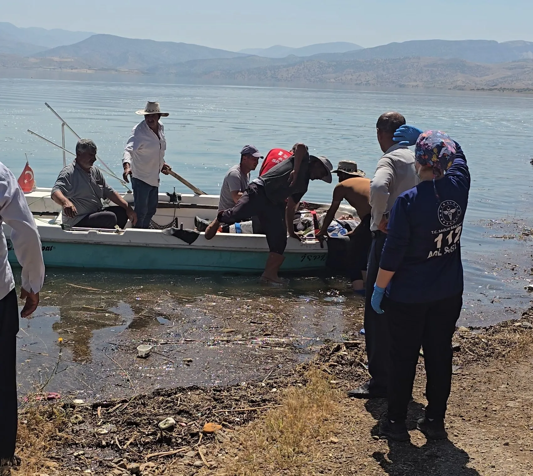 Siirt'te zamana karşı yarışan ekipler hastayı tekneyle kurtardı