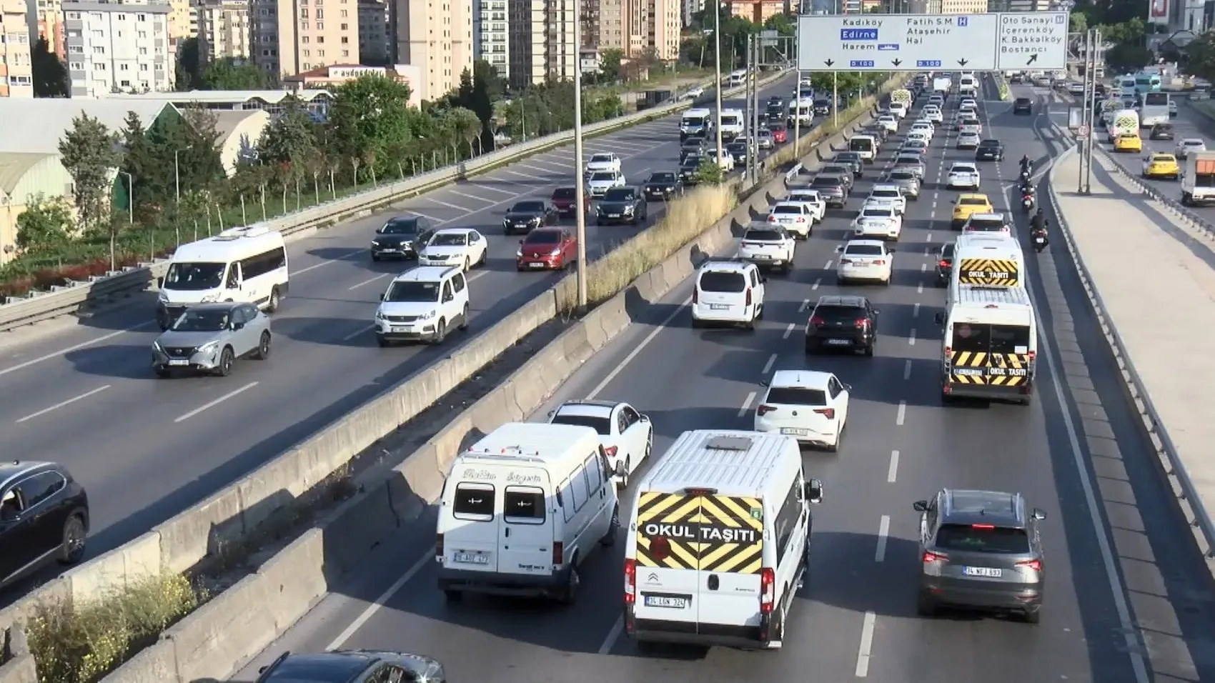 İstanbul trafiği bayram sonrası ilk mesai gününde kilitlendi