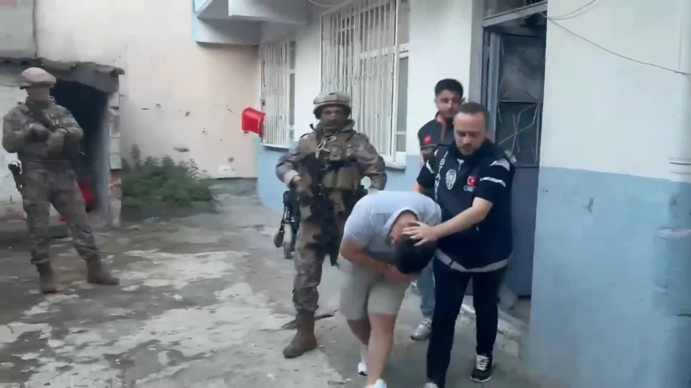 İstanbul’da haraç vermeyen iş yerlerini kurşunlayan çete çökertildi