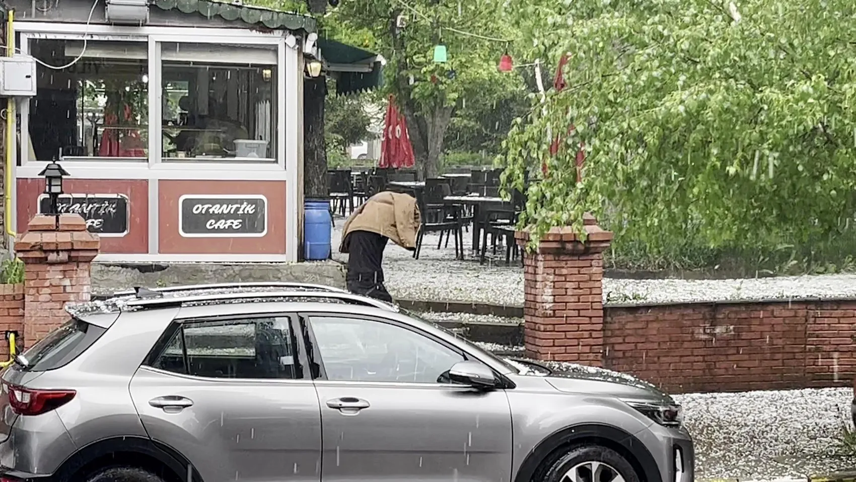 Ardahan’da aniden bastıran dolu sokakları beyaza boyadı