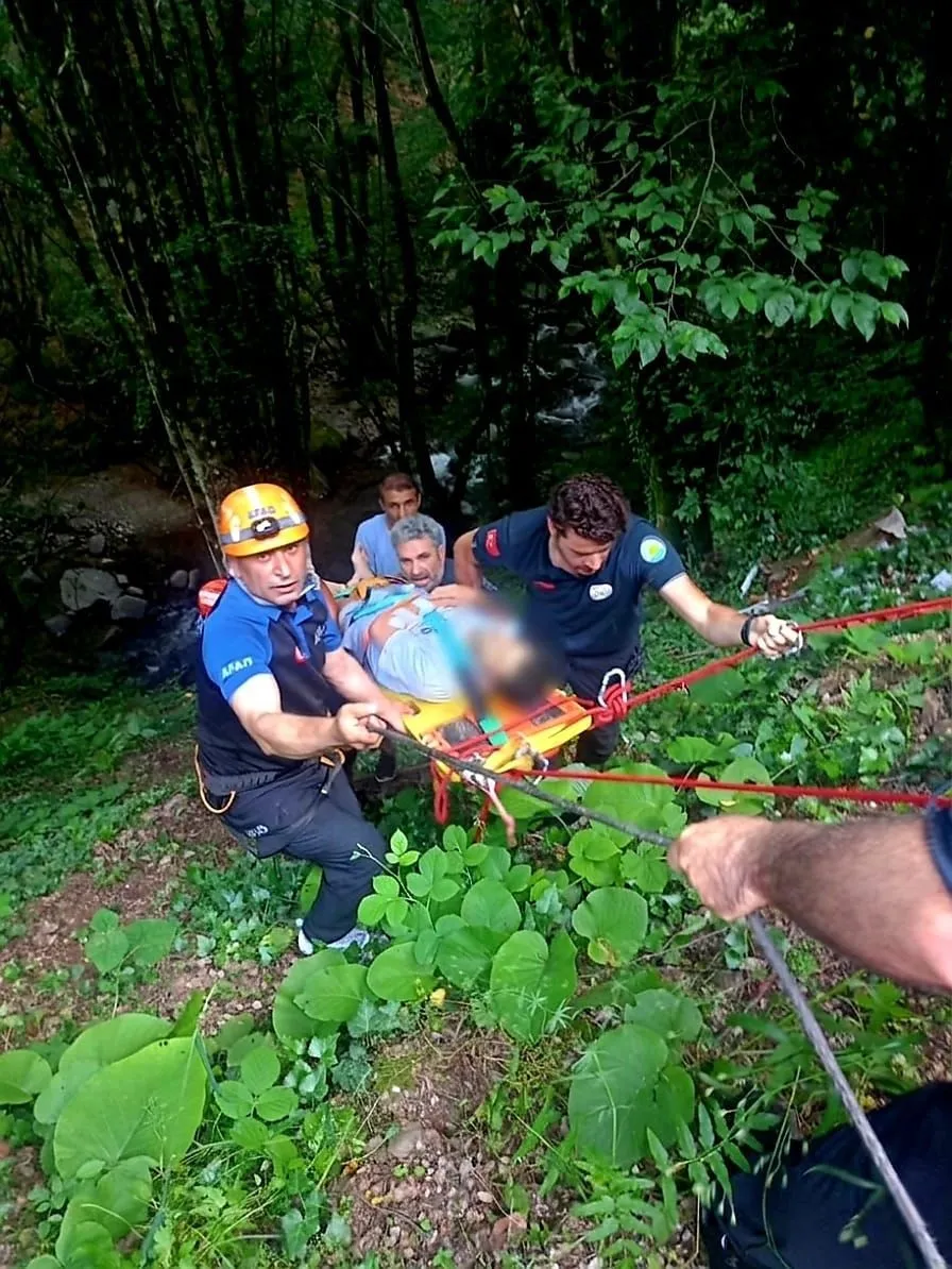 Yalova'da 30 metrelik vadiye uçan motosikletliyi ekipler kurtardı