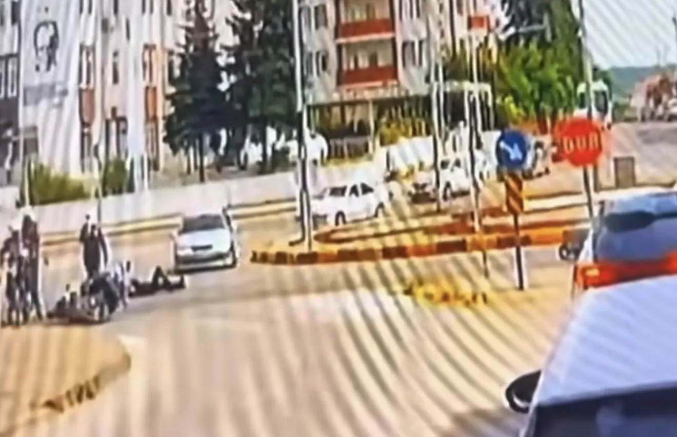 Bartın'da yunus polislerini taşıyan motosiklet kavşakta devrildi