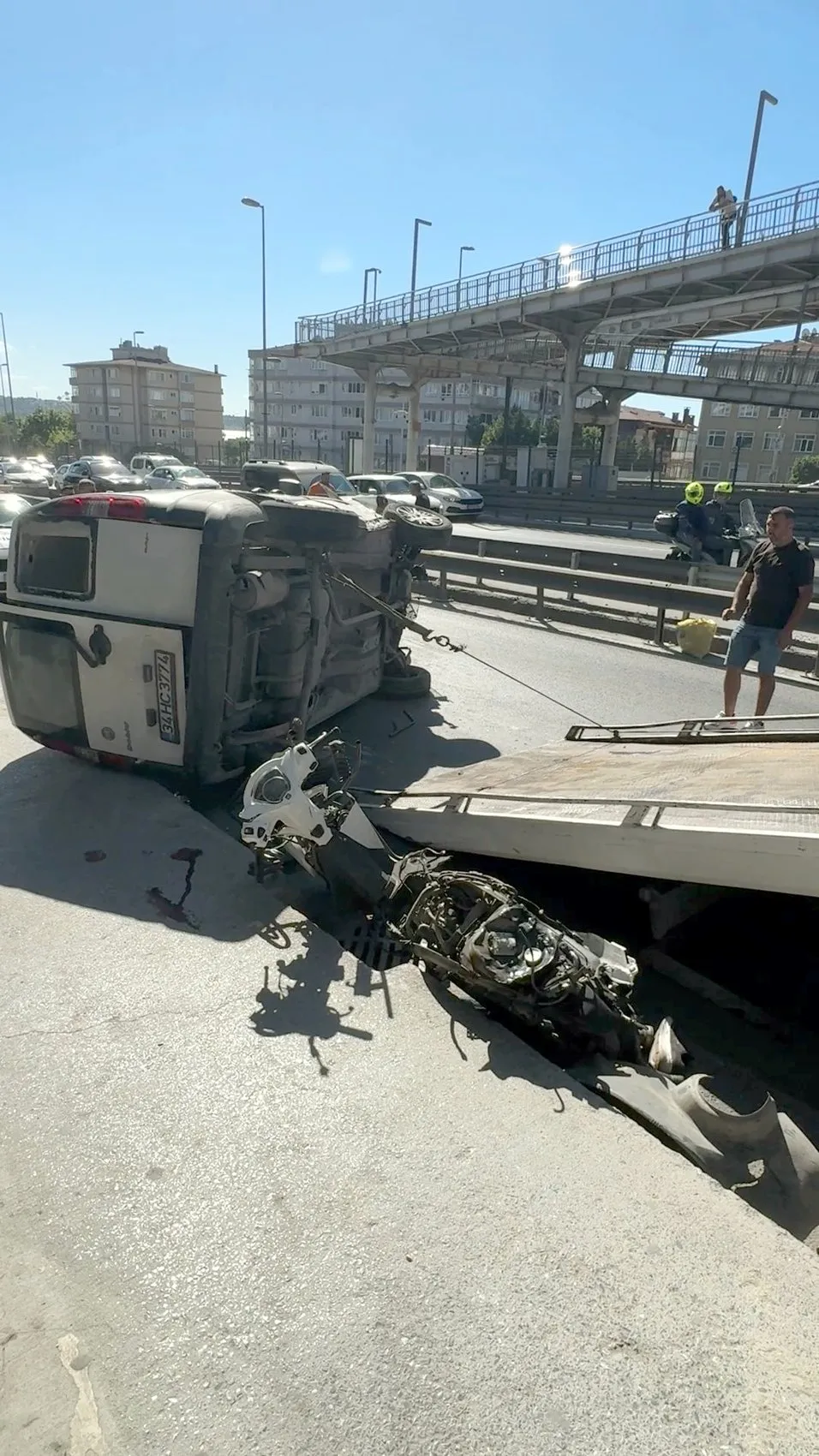 Avcılar'da trafikte dehşet anları İki araç yan yola uçtu