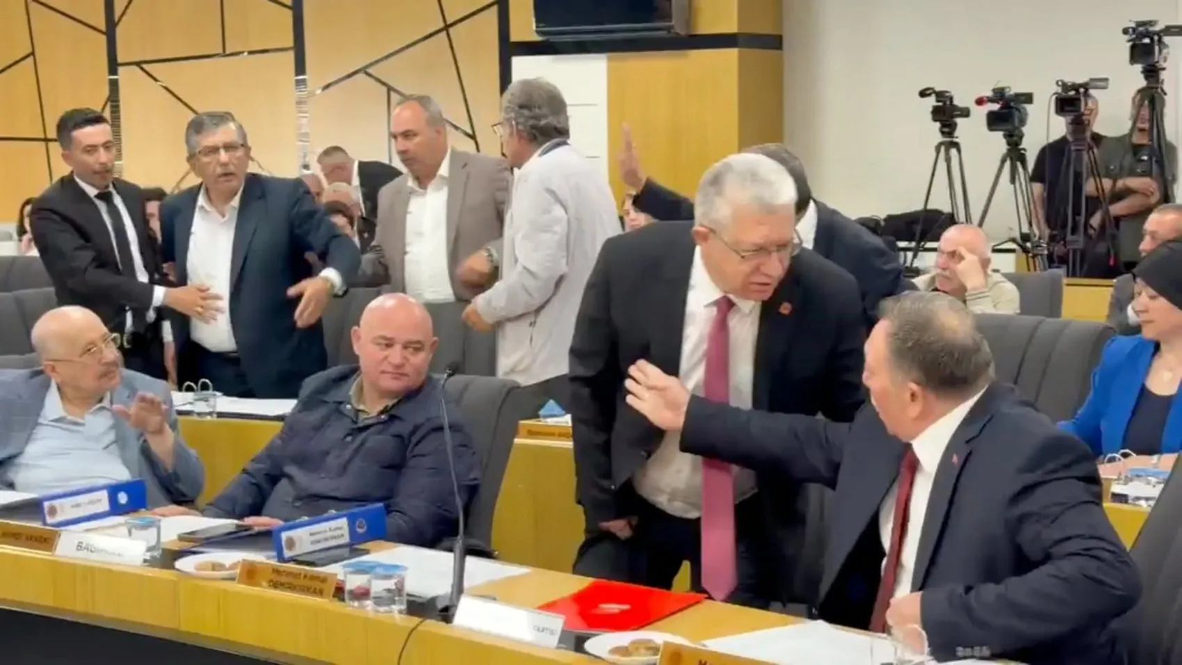 Afyonkarahisar Belediye Meclisi'nde parti değişikliği sonrası gerginlik