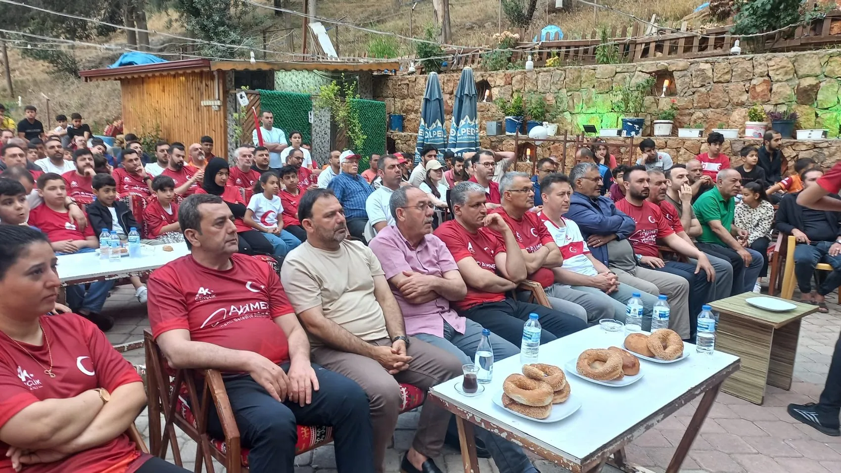 Hataylılar sağanak yağmura rağmen milli maçı dev ekranda izledi