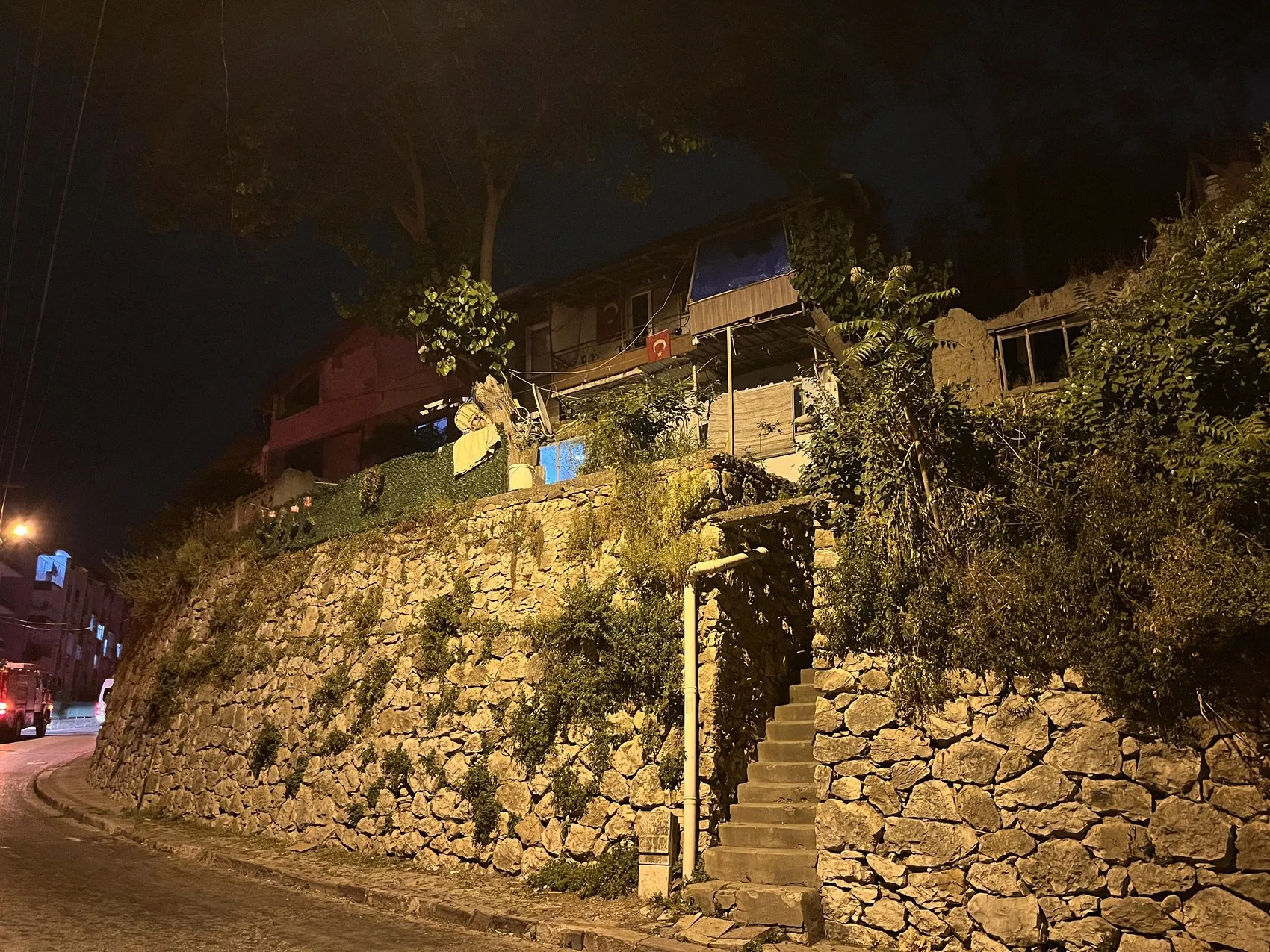İzmit'te tavanı çöken evdeki aile son anda kurtarıldı