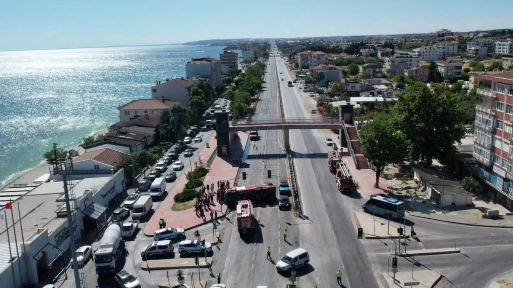 Büyükçekmece'de yangına giden itfaiye aracı yola devrildi