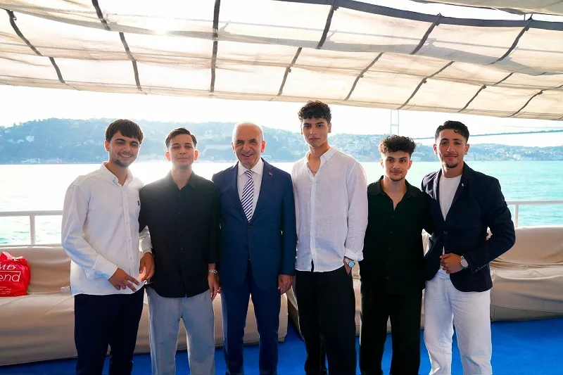 Ümraniyeli gençler sınav stresi atmak için Boğaz’a açıldı