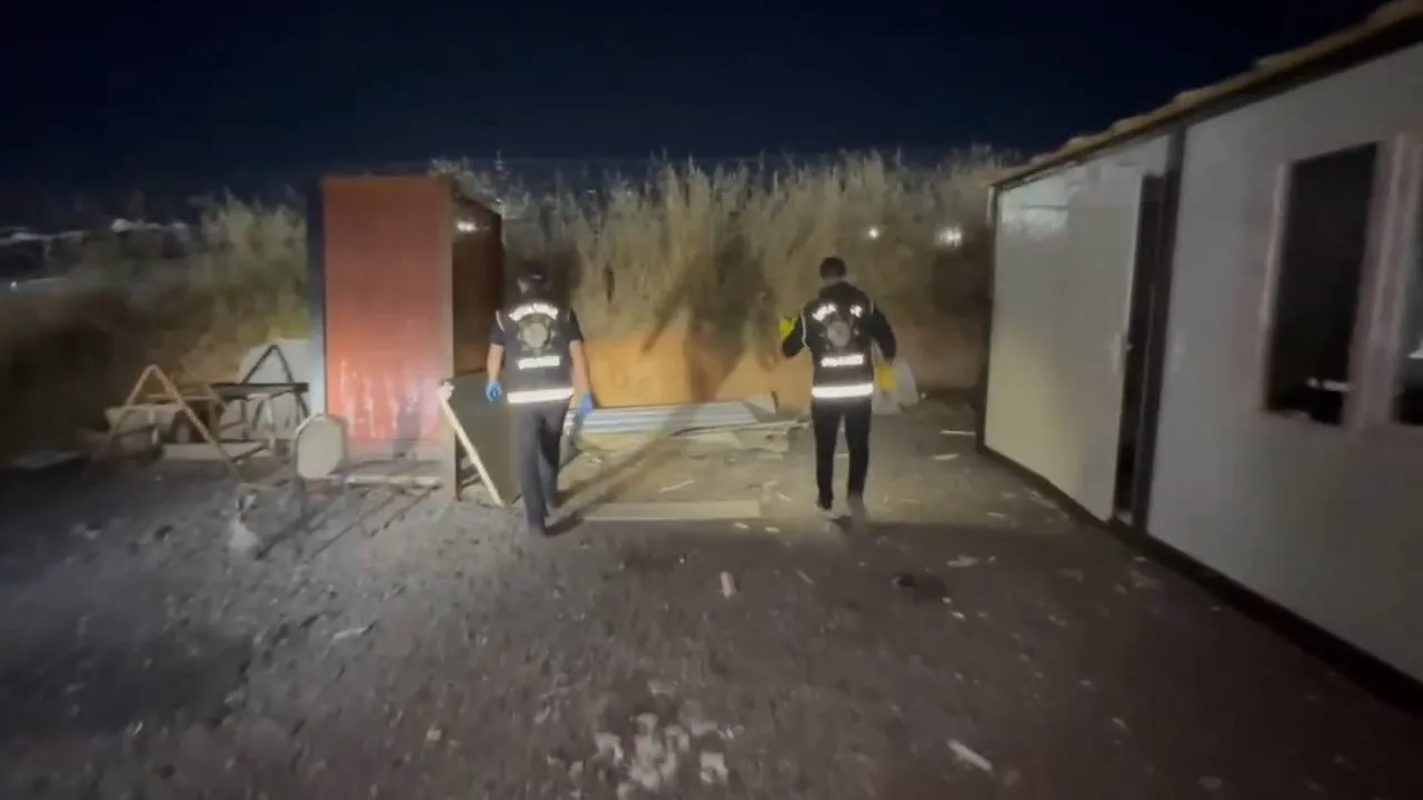Tuzla'daki iş yerinde gizli silah cephaneliği bulundu