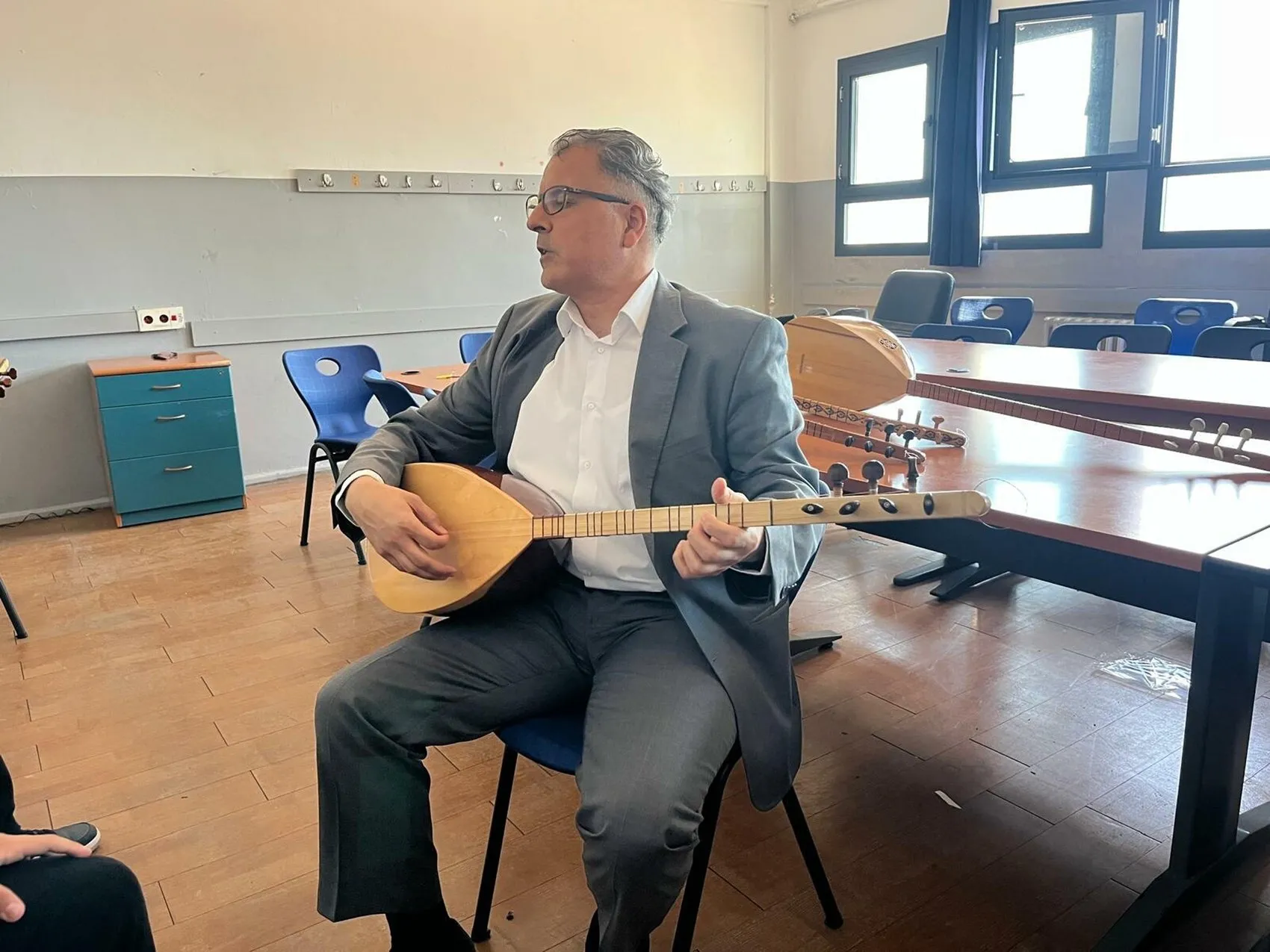 Görme engelli öğretmen sazıyla öğrencilerin gönlüne dokunuyor