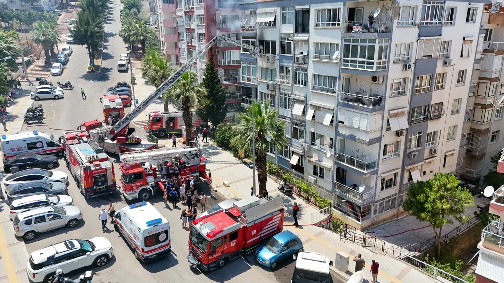 İzmir Karabağlar’da apartman yangını paniği