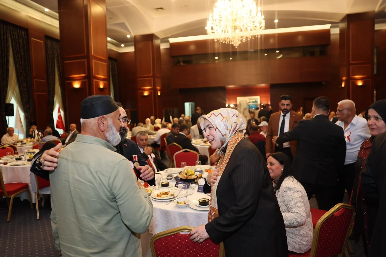 AK Parti şehit ve gazi babalarını genel merkezde ağırladı