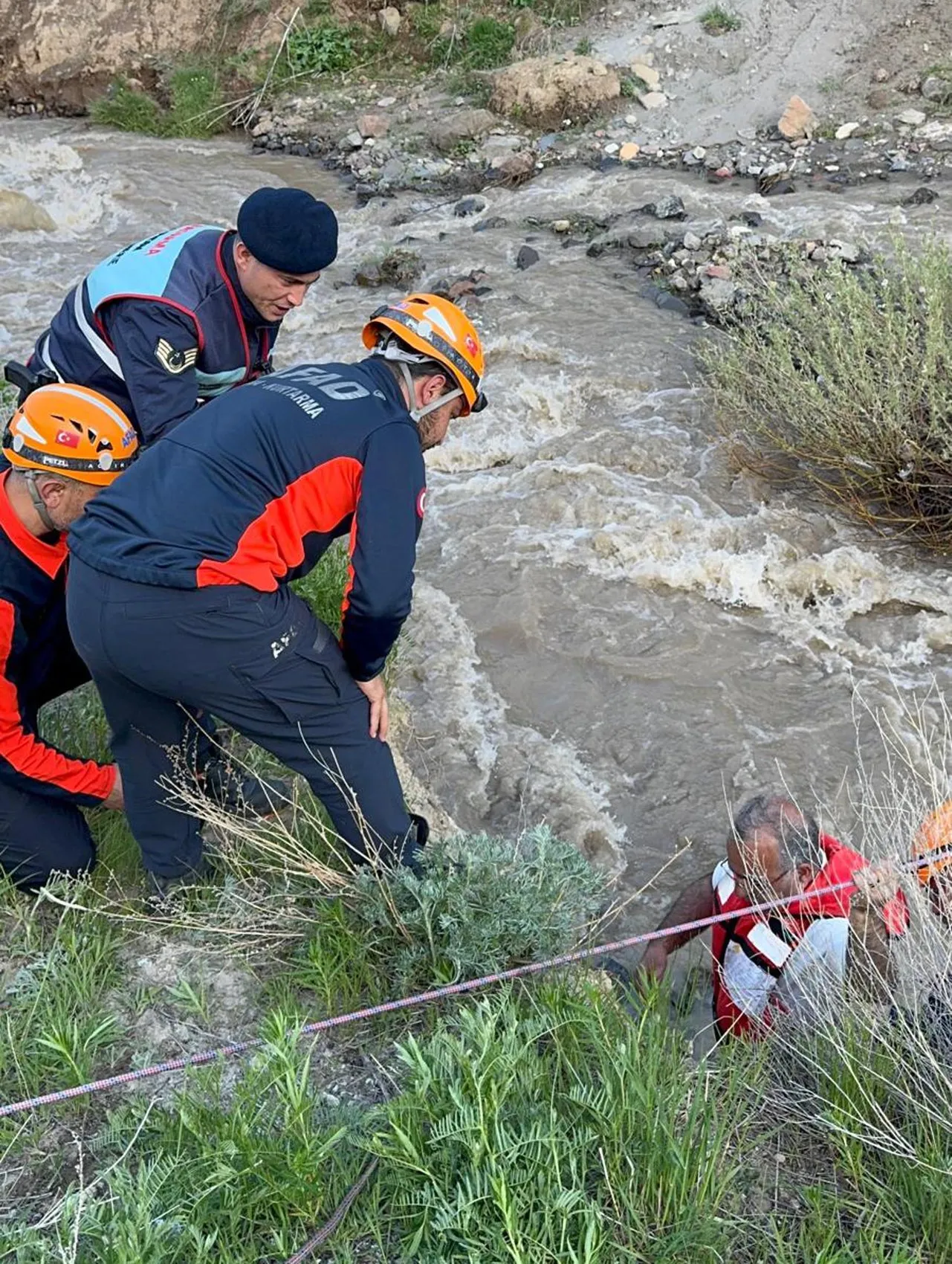 Erzurum'da mantar toplarken derede mahsur kaldılar