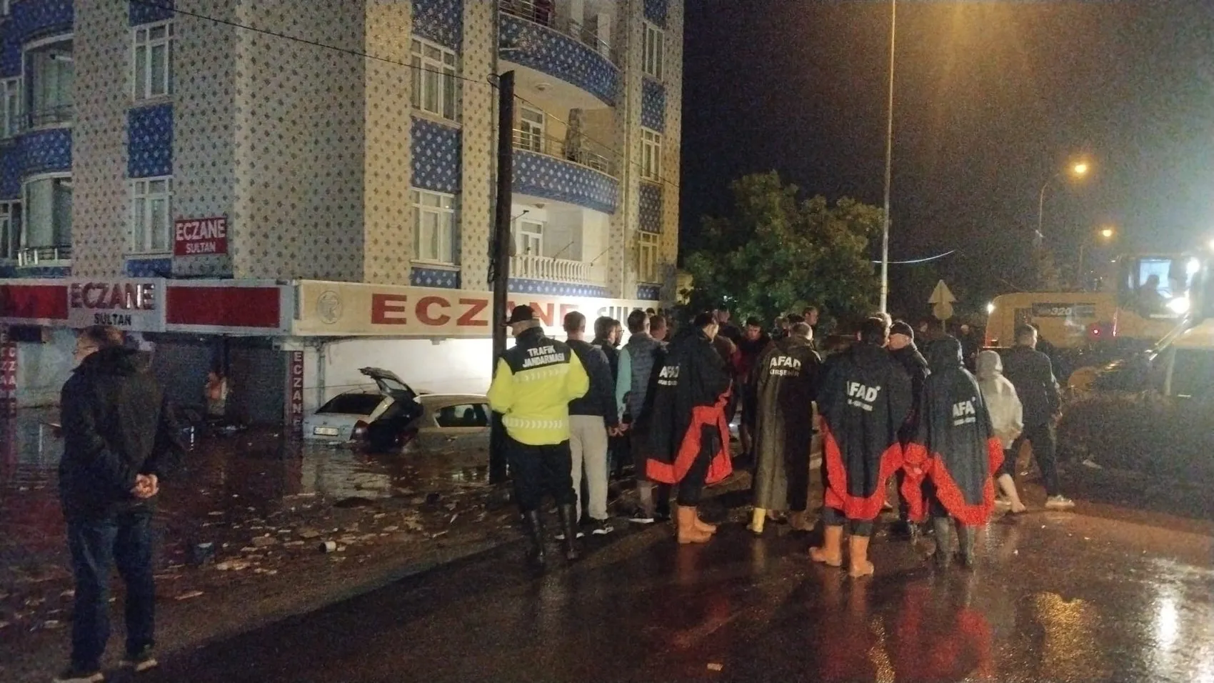 Kırşehir’de ani sağanak hayatı felç etti