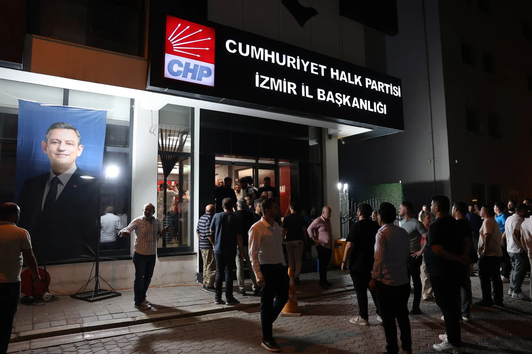 CHP İzmir binasında arbede Yeni başkan görevi devraldı
