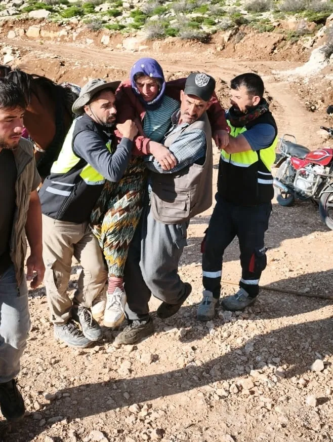 Siirt'te sarp arazide mahsur kalan kadın katırla kurtarıldı