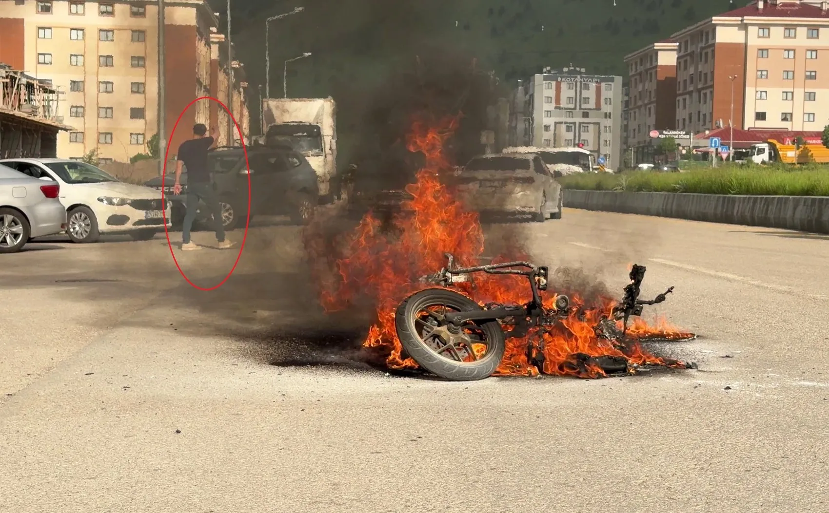 Tamirden çıkan motosiklet yolda alev topuna döndü