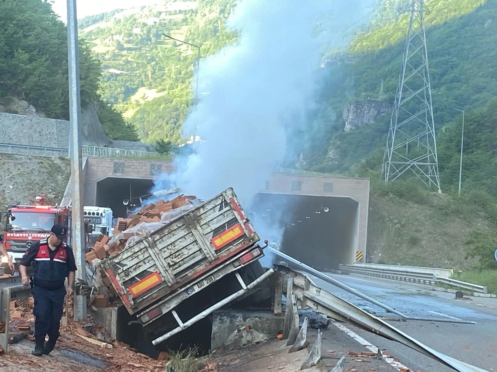 Trabzon Maçka yolunda kamyon kazası sonucu bir kişi hayatını kaybetti