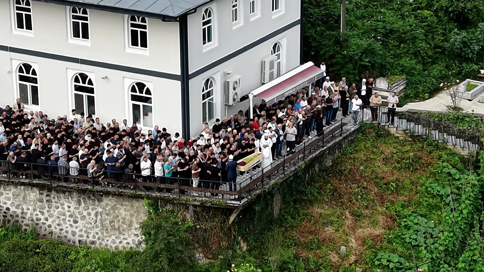Rize’deki feci kazada hayatını kaybeden genç kız son yolculuğuna uğurlandı