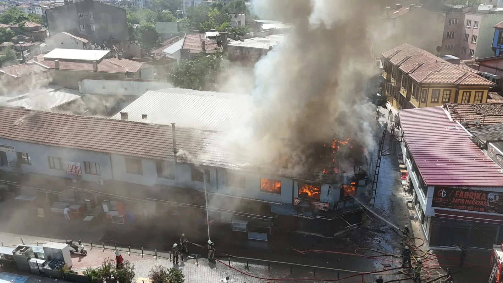 Bursa Kayıhan Çarşısı'nda dükkanları küle çeviren yangın kontrol altına alındı