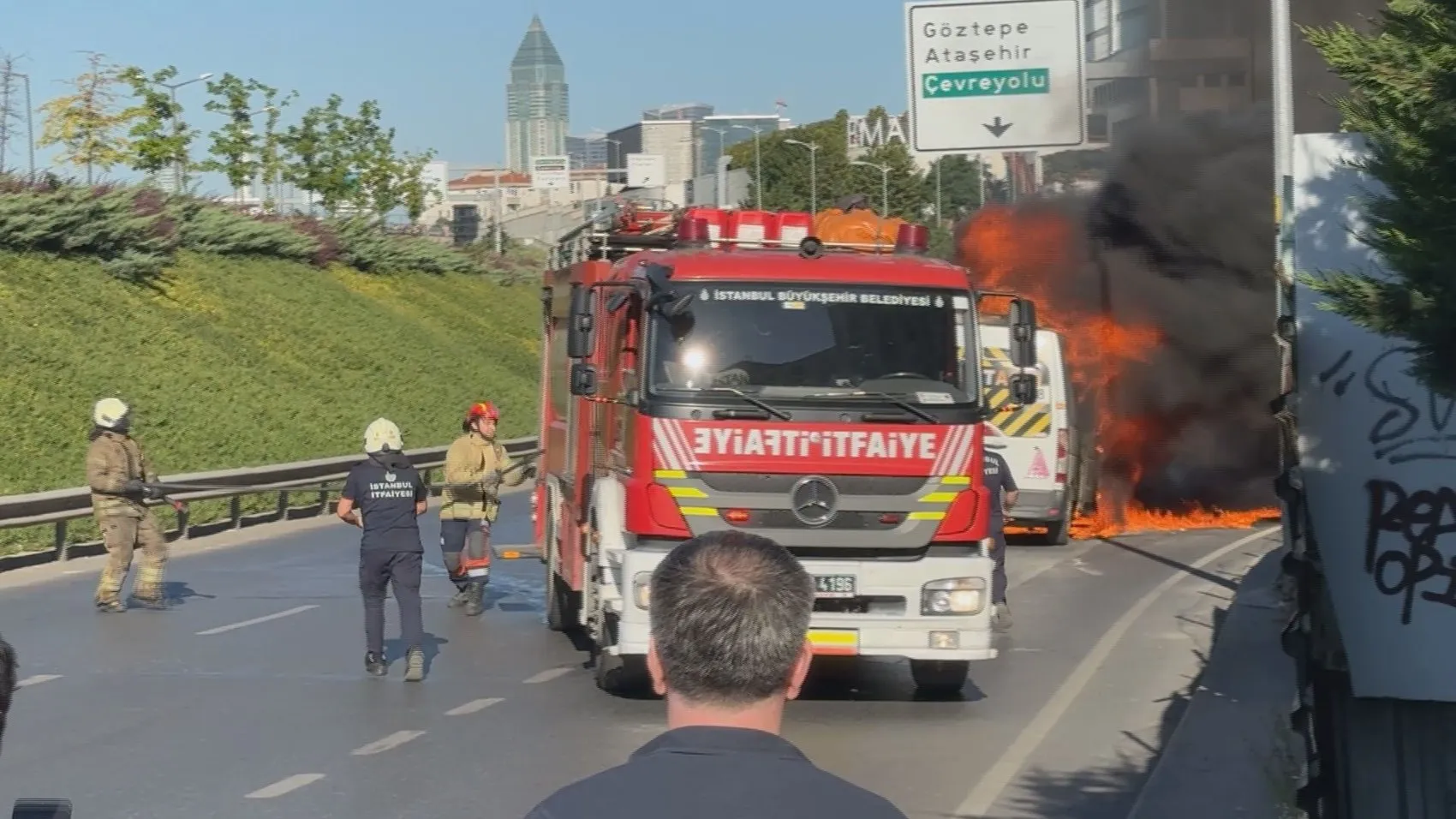 Üsküdar'da servis minibüsü seyir halindeyken yanarak kül oldu