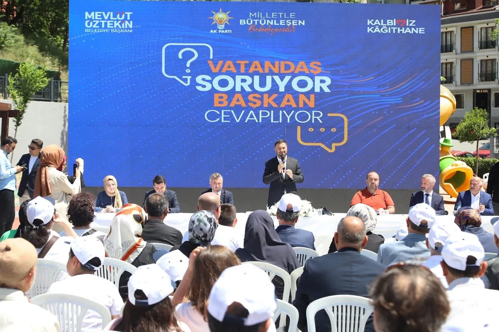 Kağıthane’de mahalleliyle yüz yüze çözüm mesaisi