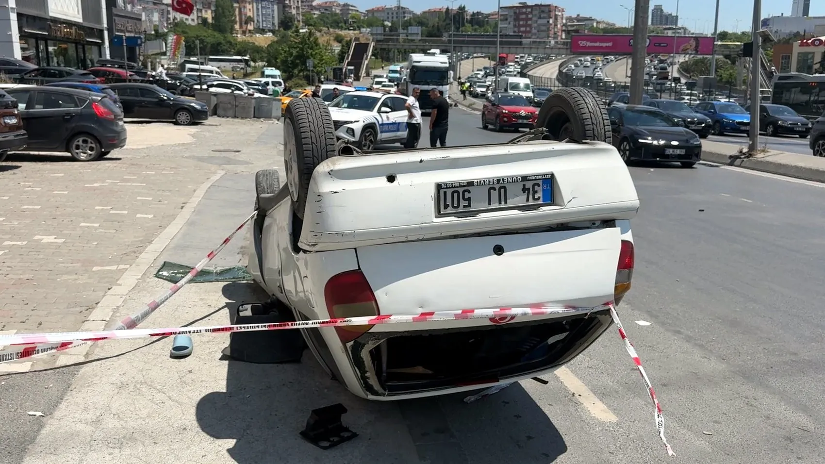Avcılar'da kontrolden çıkan otomobil takla attı