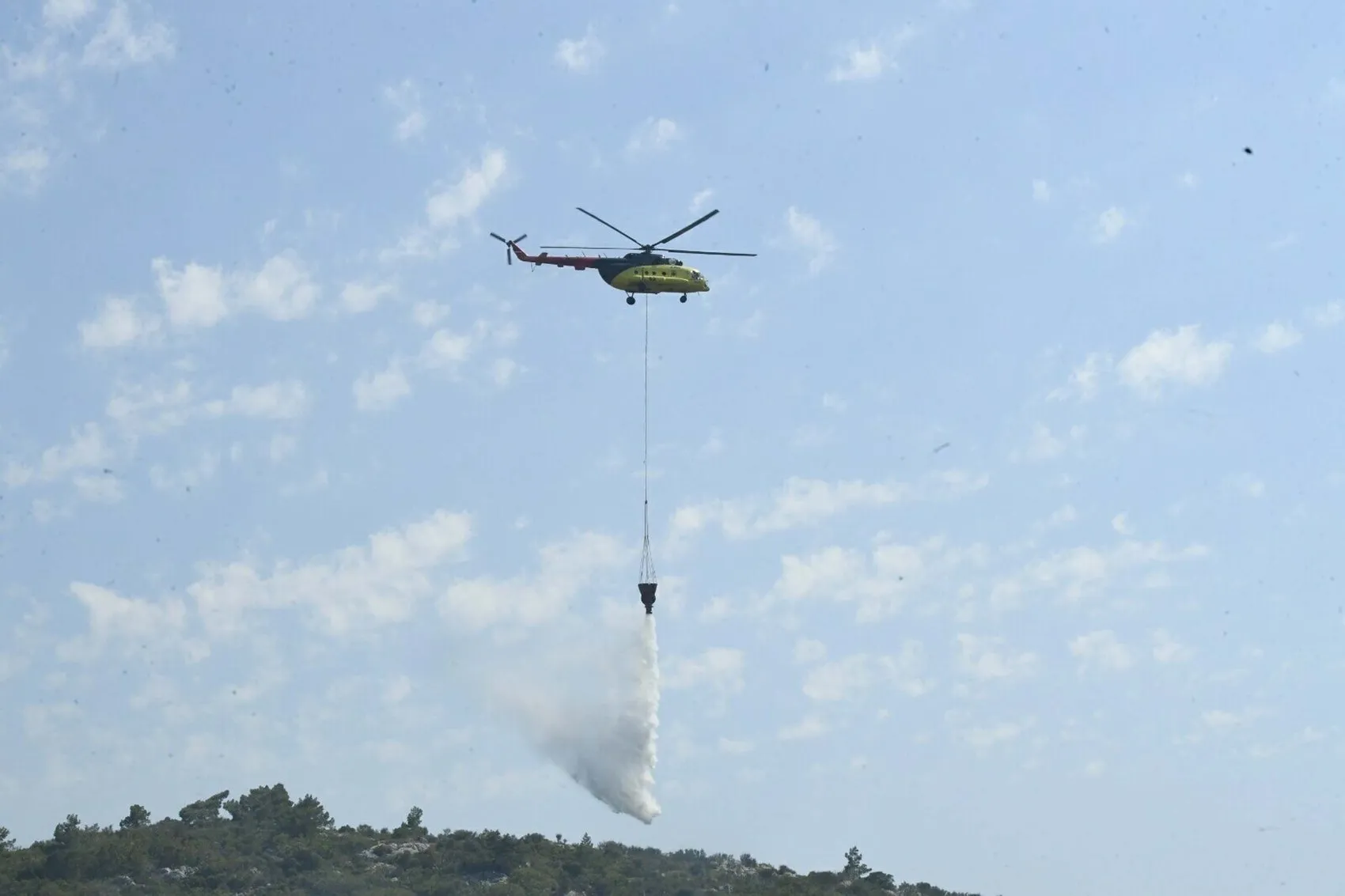 Urla Balıklıova’da orman yangını korkuttu