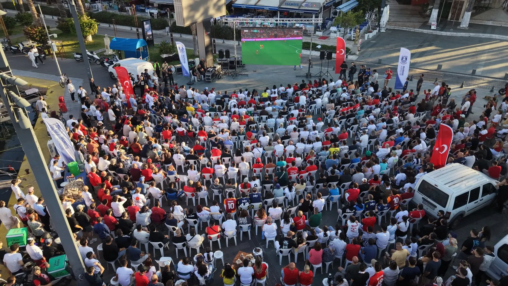 Bodrum meydanı milli maç için dev ekrana döndü
