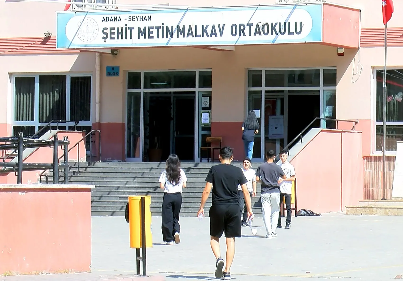 Adana'da sınav günü babalar için çifte heyecan yaşandı