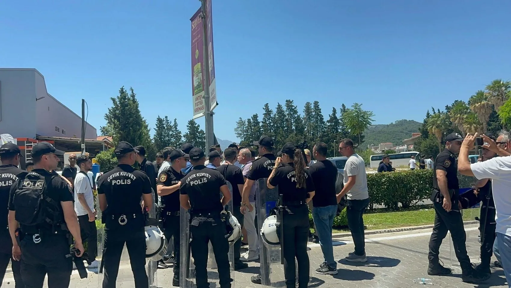Marmaris esnafı düzenleme mağduriyeti için belediyeye yürüdü