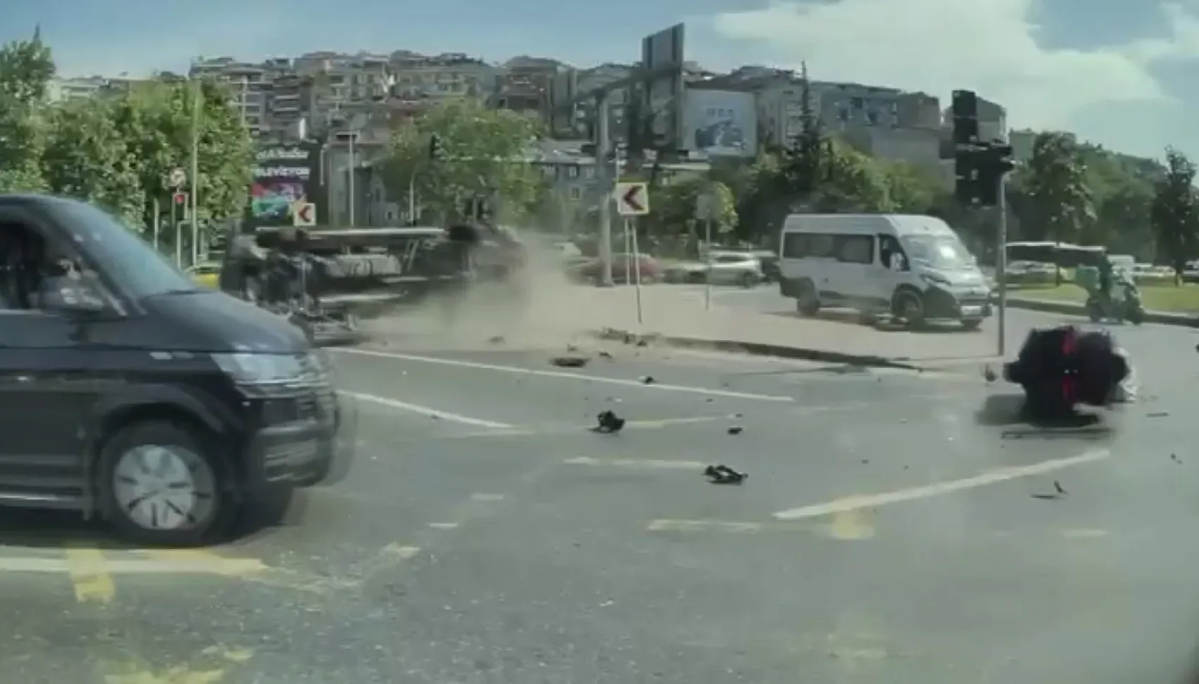Kağıthane'de ambulans ile motosiklet çarpıştı 4 yaralı