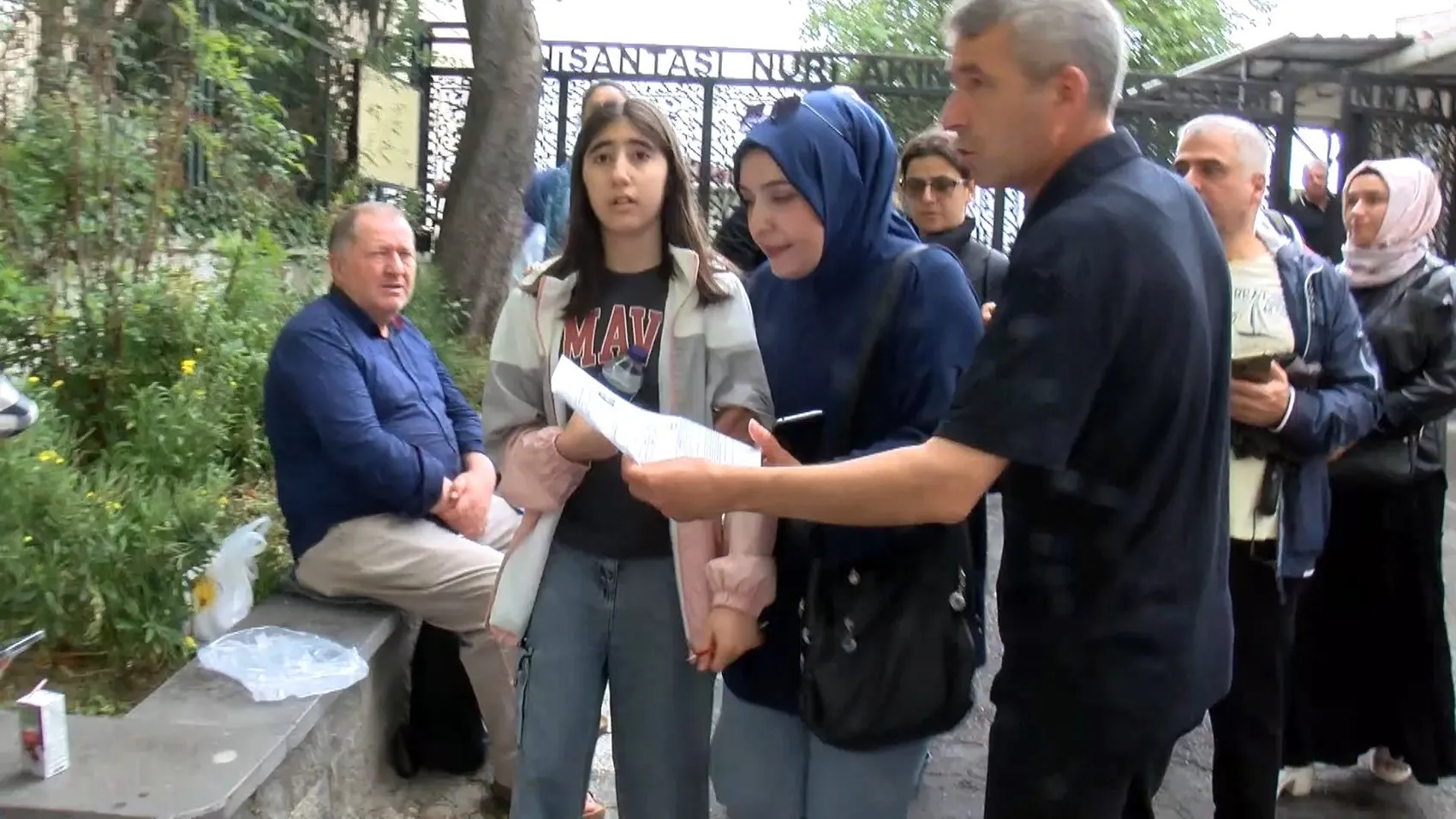 LGS heyecanında yanlış okul paniği Veliler yardıma koştu